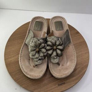 Clarks Womens‎ Leather Flower Embellished Sandals Size 6.5M Beige Metallic Thong
